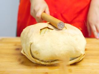 38、洪七公看到也会流三天口水——芳香叫花鸡,剪彩时间到了，没有锤子，所以拿擀面杖敲了~咔，一下敲开（面皮酥脆可以吃的哟）