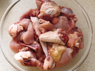 1、一看就会的家常黄焖鸡,鸡肉切块，水中泡一个小时，去除血水，中间记得换两次水