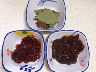 3、一看就会的家常黄焖鸡,一勺豆瓣酱、一勺黄豆酱、两个八角、一个草果、十粒花椒、两片香叶备齐