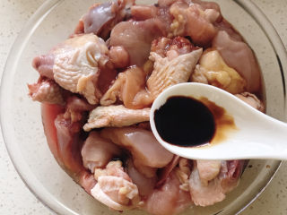 5、一看就会的家常黄焖鸡,加一勺半料酒、两勺生抽、两勺耗油、半勺老抽