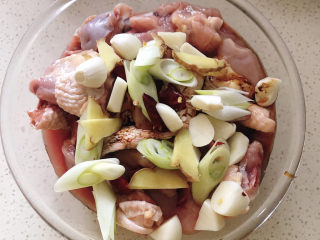 6、一看就会的家常黄焖鸡,加葱姜蒜干辣椒