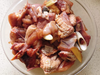 7、一看就会的家常黄焖鸡,抓拌一下，腌制半个小时