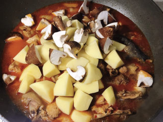 12、一看就会的家常黄焖鸡,加土豆香菇