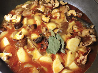 14、一看就会的家常黄焖鸡,加八角花椒香叶草果，大火烧开，中火焖二十分钟