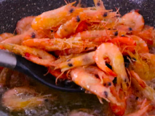 4、香辣干锅虾这样做秒杀饭店,炸至鲜虾色泽金黄，口感酥脆即可盛出备用