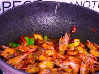 8、香辣干锅虾这样做秒杀饭店,放入炸好的虾翻炒均匀