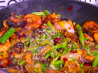 12、香辣干锅虾这样做秒杀饭店,最后加入鸡精 孜然粉和熟芝麻