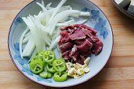 4、韩式大酱汤,洋葱切丝、牛肉切片、青椒切圈、大蒜剁碎