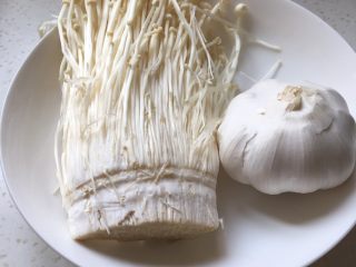 1、清蒸金针菇,准备食材