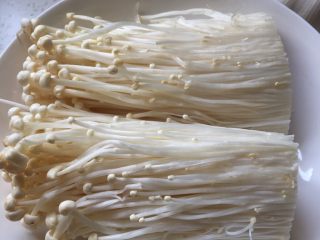 2、清蒸金针菇,金针菇切去根部