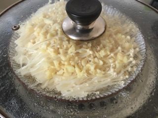 8、清蒸金针菇,锅中水烧开，把金针菇放入隔水蒸七分钟