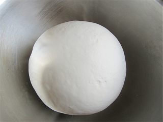 3、玉米馅葱香饼,成大概的面团后刮干净盆边取出放在案板上揉成光滑的面团即可盖上保鲜膜或湿布饧发