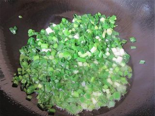 8、玉米馅葱香饼,热锅温油，放入葱花炸出香味