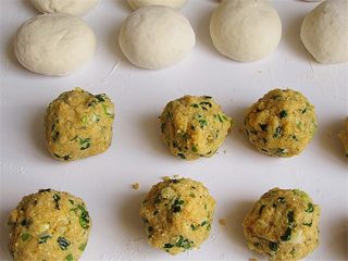 11、玉米馅葱香饼,玉米面也揉成团备用