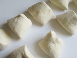 10、玉米馅葱香饼,面团分成大小差不多大的小剂子并揉成面团