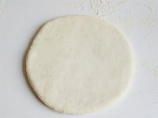 13、玉米馅葱香饼,将馒头按扁，擀成一块圆饼