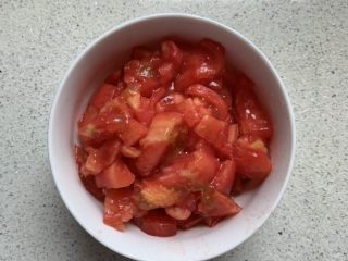 3、番茄浓汤烩饭,去皮，切丁
