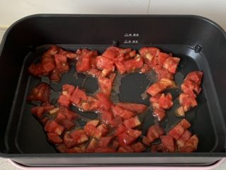 4、番茄浓汤烩饭,锅中倒少许油，下番茄翻炒