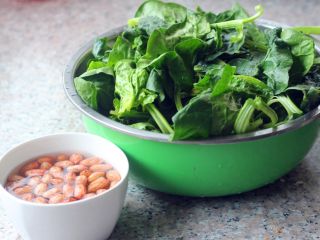 1、凉拌菠菜塔,菠菜洗干净,用清水浸泡15分钟。花生米浸泡15分钟。