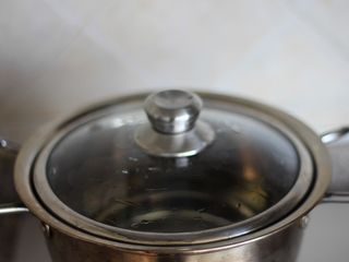 2、凉拌菠菜塔,汤锅放水,烧开。可以加一点盐或者油,这样焯出来的菜颜色会比较好看。