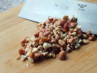 4、凉拌菠菜塔,浸泡好的花生米切几下。