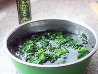 5、凉拌菠菜塔,.把焯好的菠菜捞到冷水里。