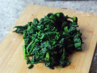 6、凉拌菠菜塔,菠菜挤出多余的水分,切碎。