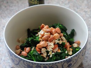 7、凉拌菠菜塔,把菠菜和玉米放入容器。