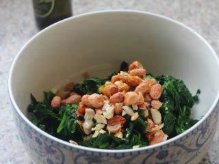 8、凉拌菠菜塔,加入盐、鸡精(可以不加)、生抽。