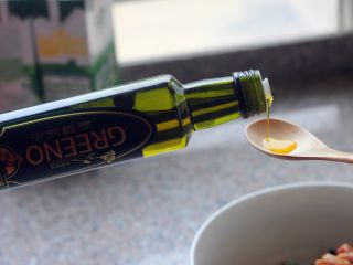 9、凉拌菠菜塔,.倒一勺亚麻籽油