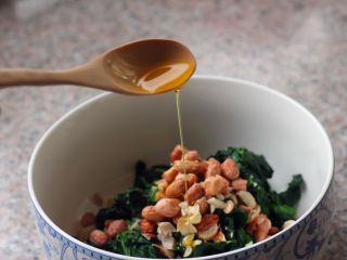10、凉拌菠菜塔,淋入拌菜中。