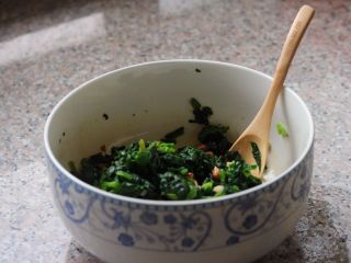 11、凉拌菠菜塔,搅拌均匀。