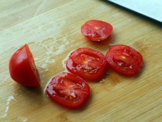 12、凉拌菠菜塔,切几片番茄装饰一下。