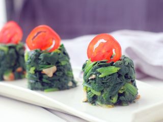 13、凉拌菠菜塔,凹个造型。