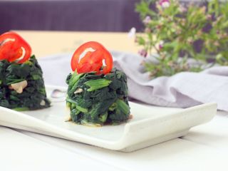 14、凉拌菠菜塔,好次的菠菜塔做好啦。