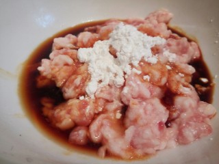 8、豆腐肉丸子,加生抽，料酒，盐，淀粉（也可以放生姜末）