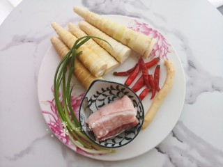 1、泡椒春笋,准备食材。