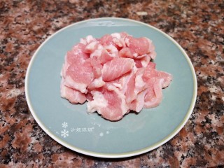 3、泡椒春笋,将五花肉切片。