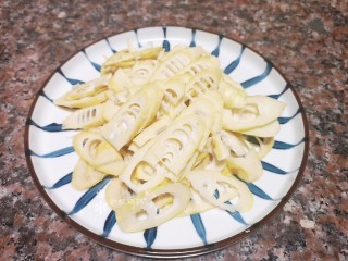 4、泡椒春笋,将春笋切成薄片。