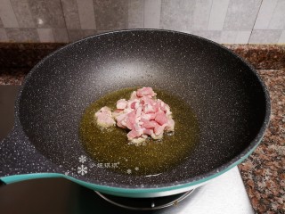 7、泡椒春笋,放入五花肉煸炒片刻。