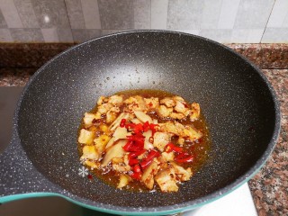 9、泡椒春笋,放入泡椒、泡姜翻炒片刻。