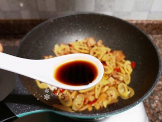 11、泡椒春笋,倒入适量生抽翻炒均匀。