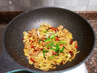 12、泡椒春笋,最后放入葱段翻炒均匀即可出锅。