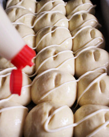 10、沙茶玉米手撕餐包 ,色拉酱依喜好,适量挤在面包胚表面