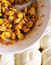 11、沙茶玉米手撕餐包 ,沙茶玉米放置在剪刀剪出的小口中心