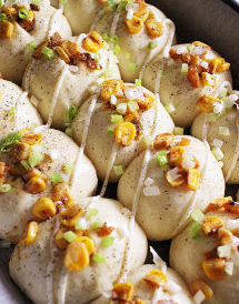 12、沙茶玉米手撕餐包 ,洒上葱花,再洒上适量黑胡椒粒粉