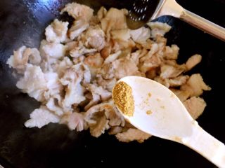 5、炒五花肉,肉片炒至变色后，放入花椒粉。