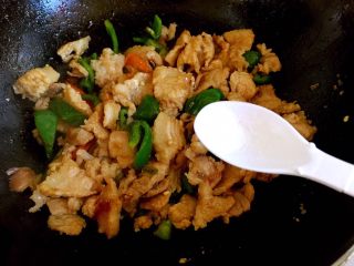 9、炒五花肉,翻炒片刻后放盐调味。