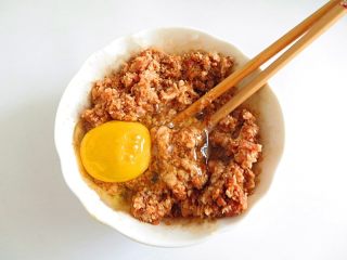 4、风琴版茄香酿肉,腌渍好的猪肉泥再磕入一个鸡蛋、撒入适量的盐调匀