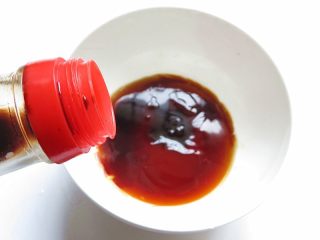 8、风琴版茄香酿肉,将生抽3克、醋7克、盐3克、鸡粉3克、芝麻油5克、开水5克混合在一起调拌成调味汁